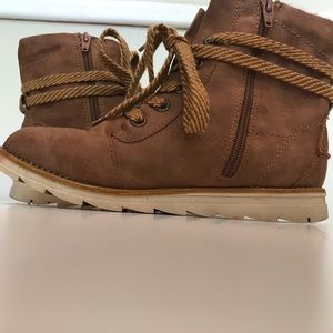 Brown lined winter boots US size 7.5
